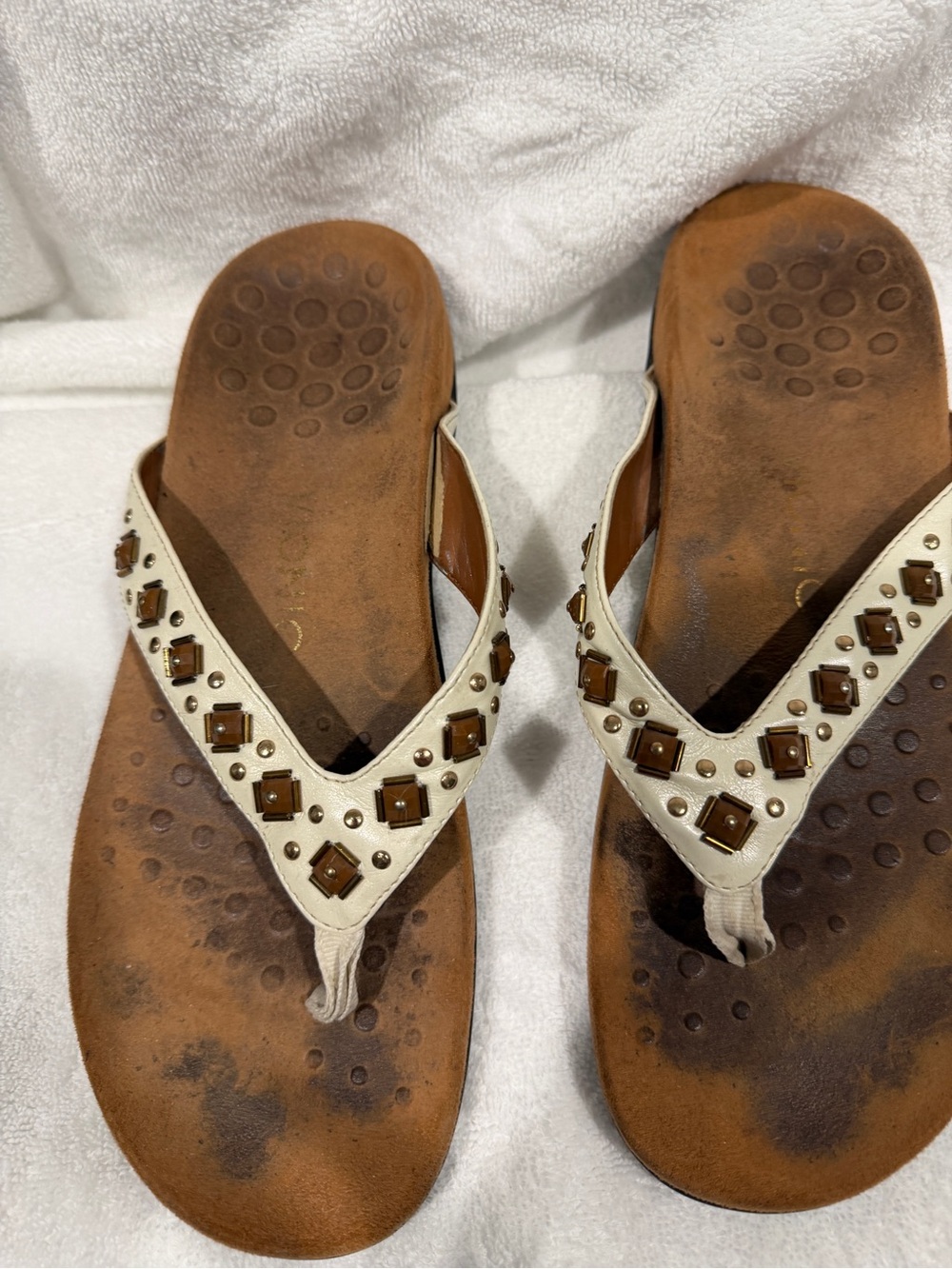 Vionic size 9 Women's Ivory Beaded Thong Sandals with Brown Accents